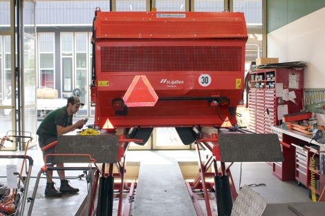 Stadtgr&uuml;n-Mitarbeiter bei Revision einer Vertikutiermaschine